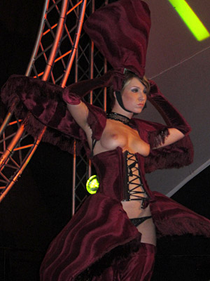 Extasia 2010 Swisscum - Oben ohne Frau in fantasievollem Kostüm